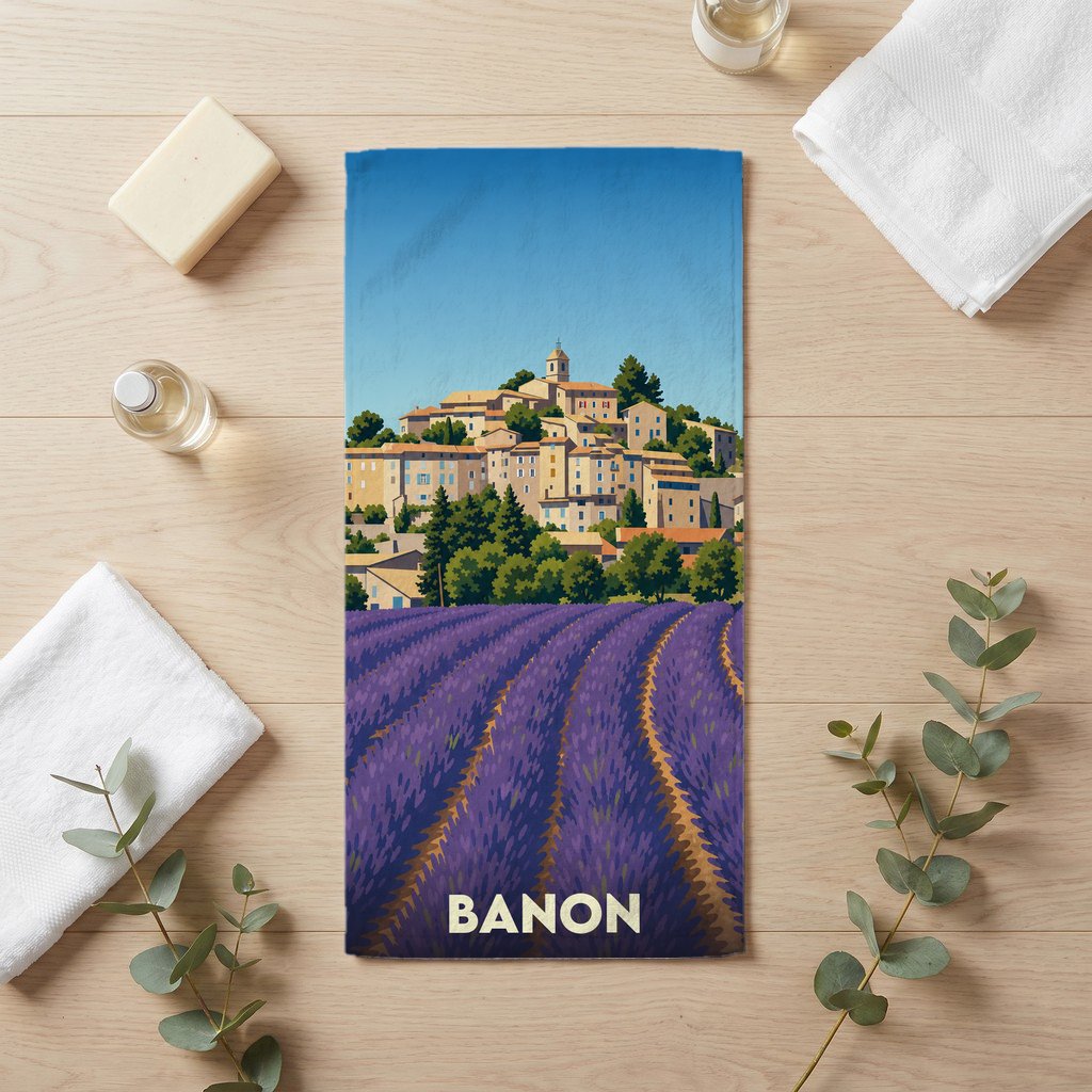 Serviette de bain souvenir de la ville de Banon illustrée par un champ de lavande au pied du village.