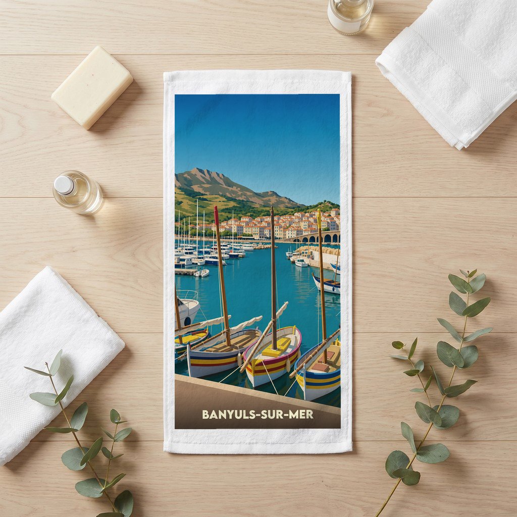 Serviette de bain souvenir de la ville de Banyuls-sur-Mer avec une illustration stylisée du port.