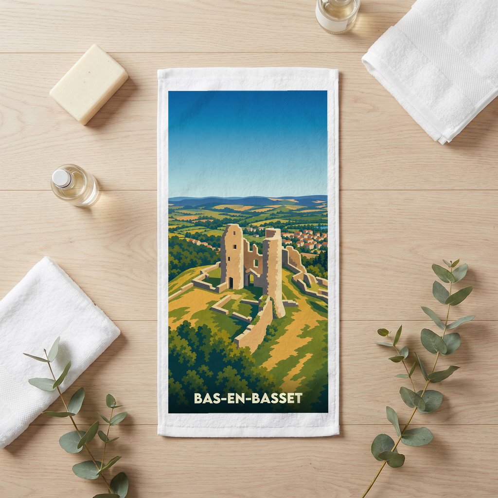 Serviette de bain souvenir de la ville de Bas-en-Basset avec une illustration stylisée du château de Rochebaron.