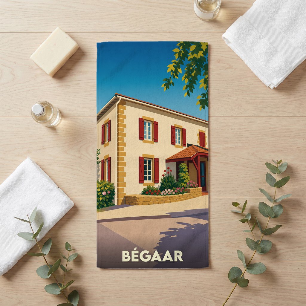 Serviette de bain souvenir de la ville de Bégaar illustrée d'une maison basque traditionnelle.