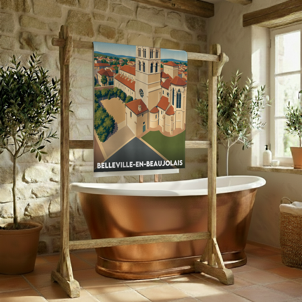 Serviette de bain souvenir de la ville de Belleville-en-Beaujolais avec une illustration stylisée.