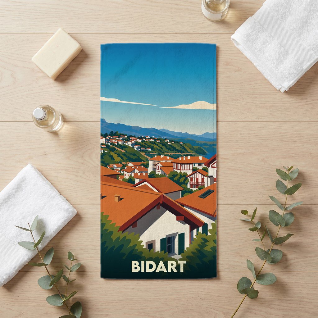 Serviette de bain souvenir de la ville de Bidart avec une illustration stylisée d'un paysage côtier basque.