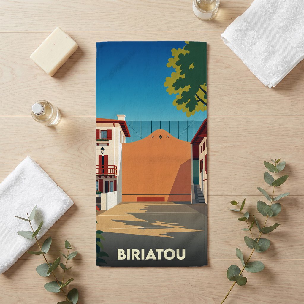 Serviette de bain souvenir de la ville de Biriatou avec une illustration stylisée d'un fronton de pelote basque.