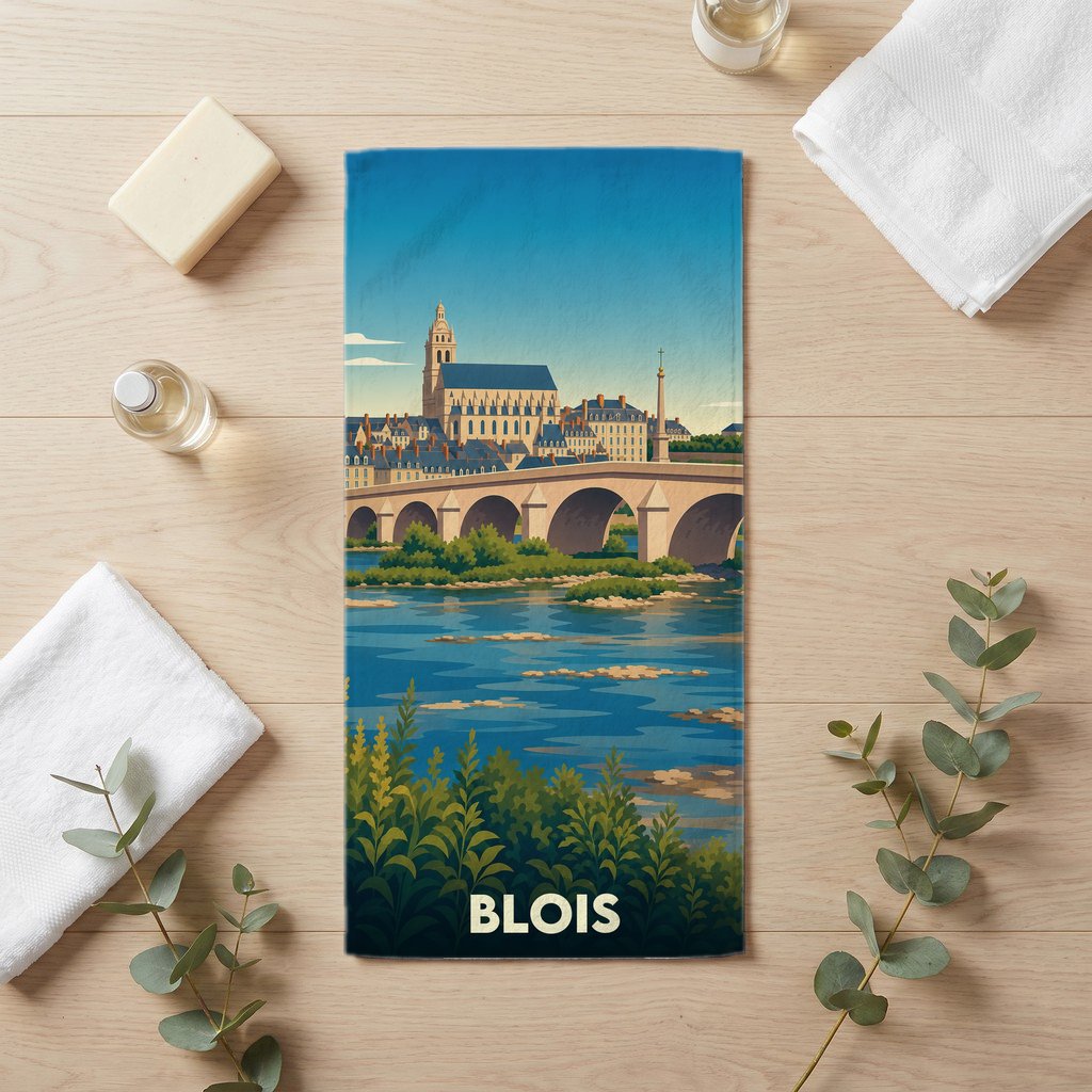 Serviette de bain souvenir de la ville de Blois avec une illustration stylisée de son pont et de sa cathédrale.