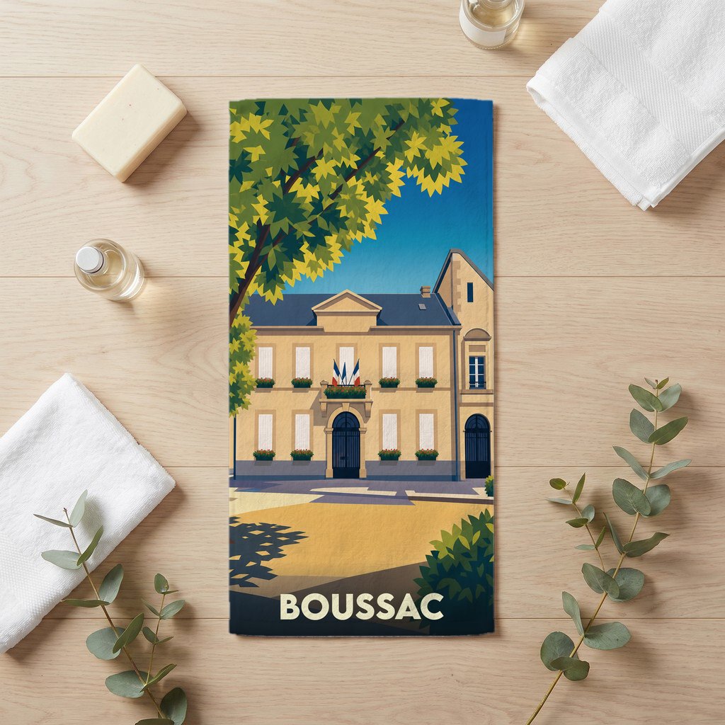 Serviette de bain souvenir de la ville de Boussac avec une illustration stylisée de sa mairie.