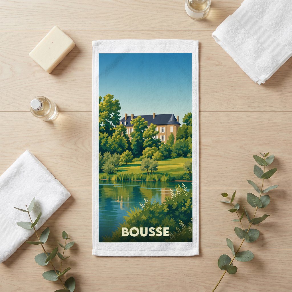 Serviette souvenir de la ville de Bousse avec une illustration stylisée d'un château au bord de l'eau.