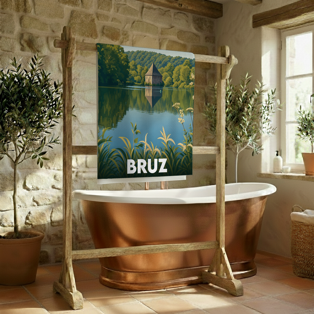 Serviette de bain souvenir de la ville de Bruz avec une illustration stylisée de son paysage.