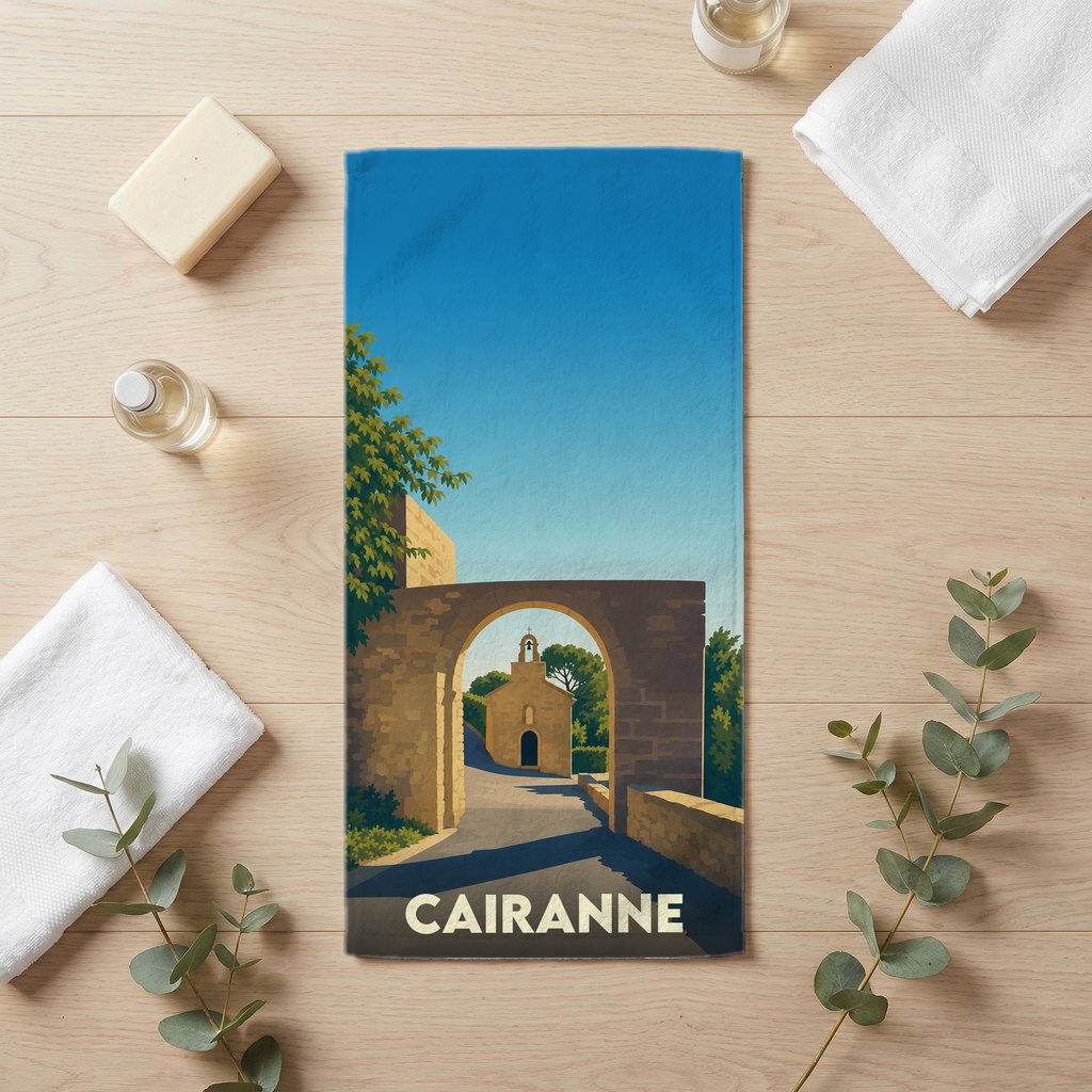 Serviette de bain souvenir de la ville de Cairanne avec une illustration stylisée d'un passage voûté.
