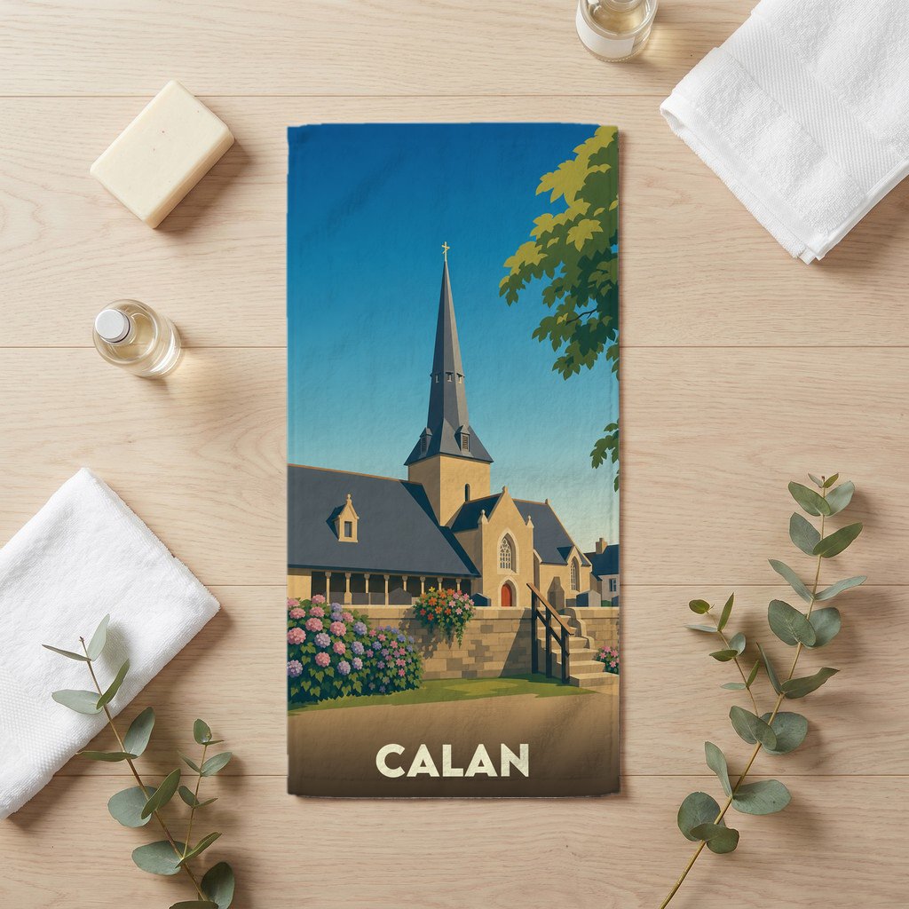 Serviette de bain souvenir de la ville de Calan illustrée d'une église bretonne de style rétro.