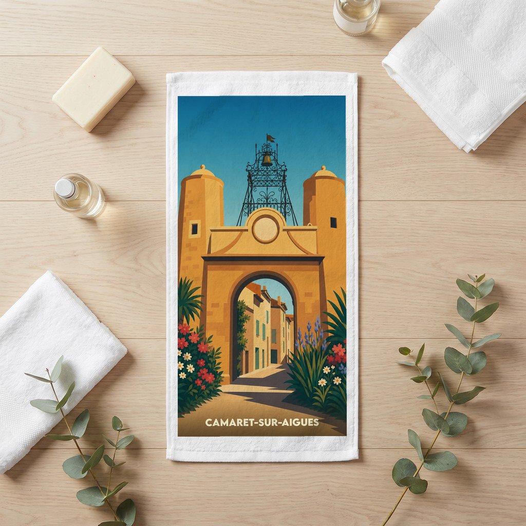 Serviette de bain souvenir de Camaret-sur-Aigues avec une illustration stylisée de sa porte monumentale.