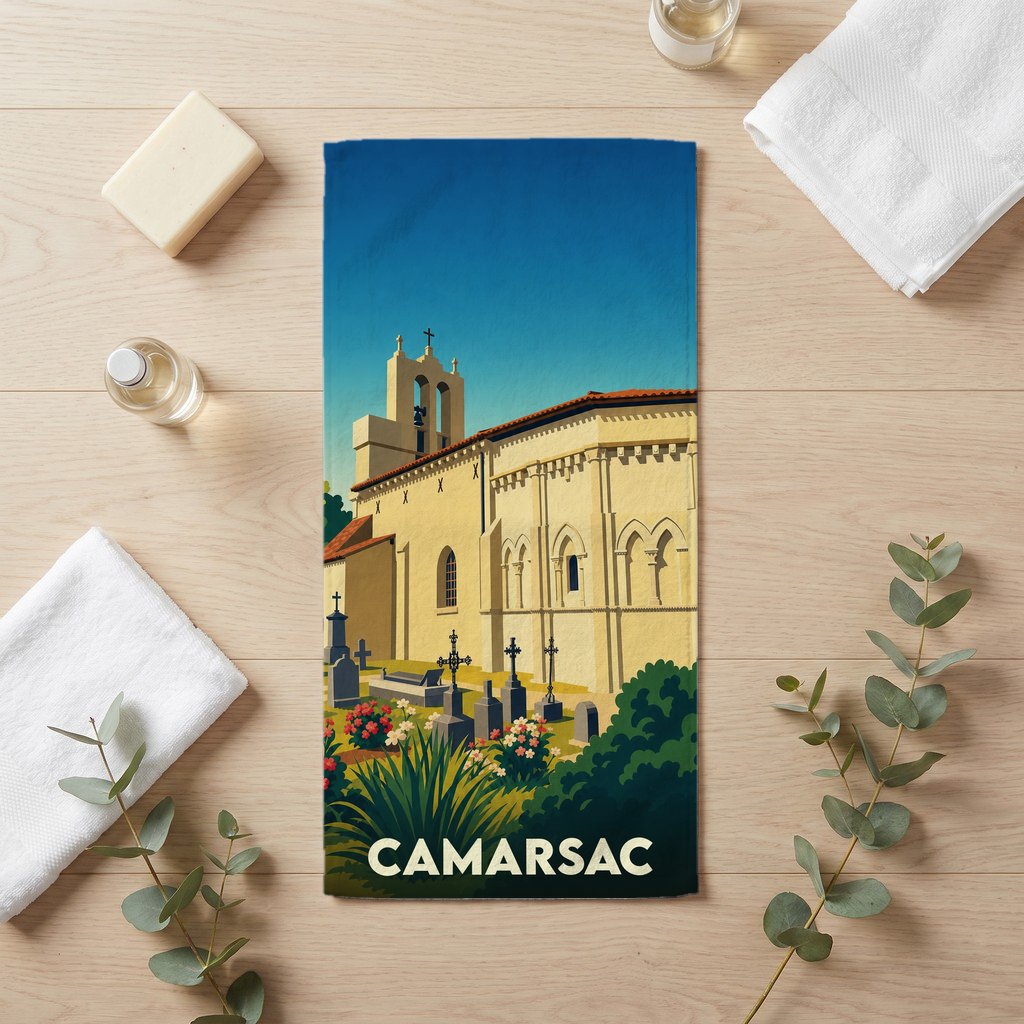 Serviette de bain souvenir de la ville de Camarsac avec une illustration stylisée de son église et de son cimetière.