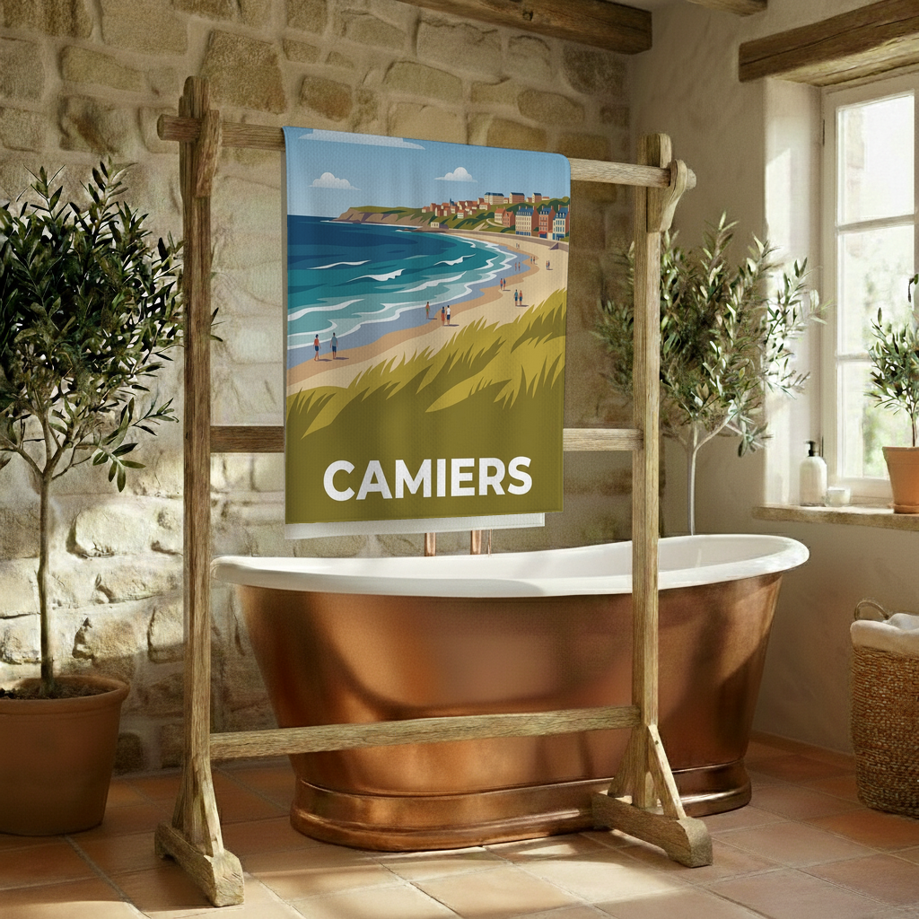 Serviette de bain souvenir de la ville de Camiers avec une illustration stylisée de sa plage.