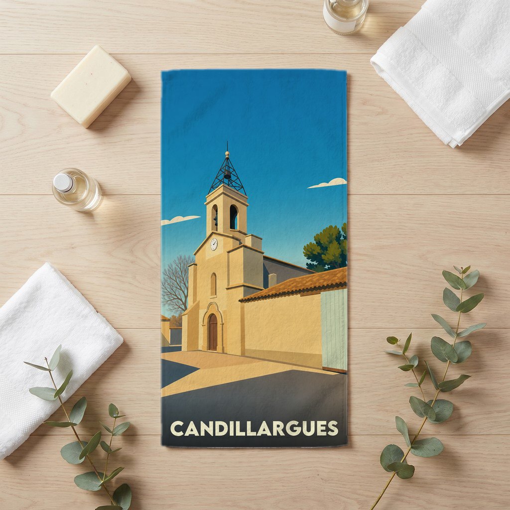 Serviette de bain souvenir de la ville de Candillargues avec une illustration stylisée de son église.