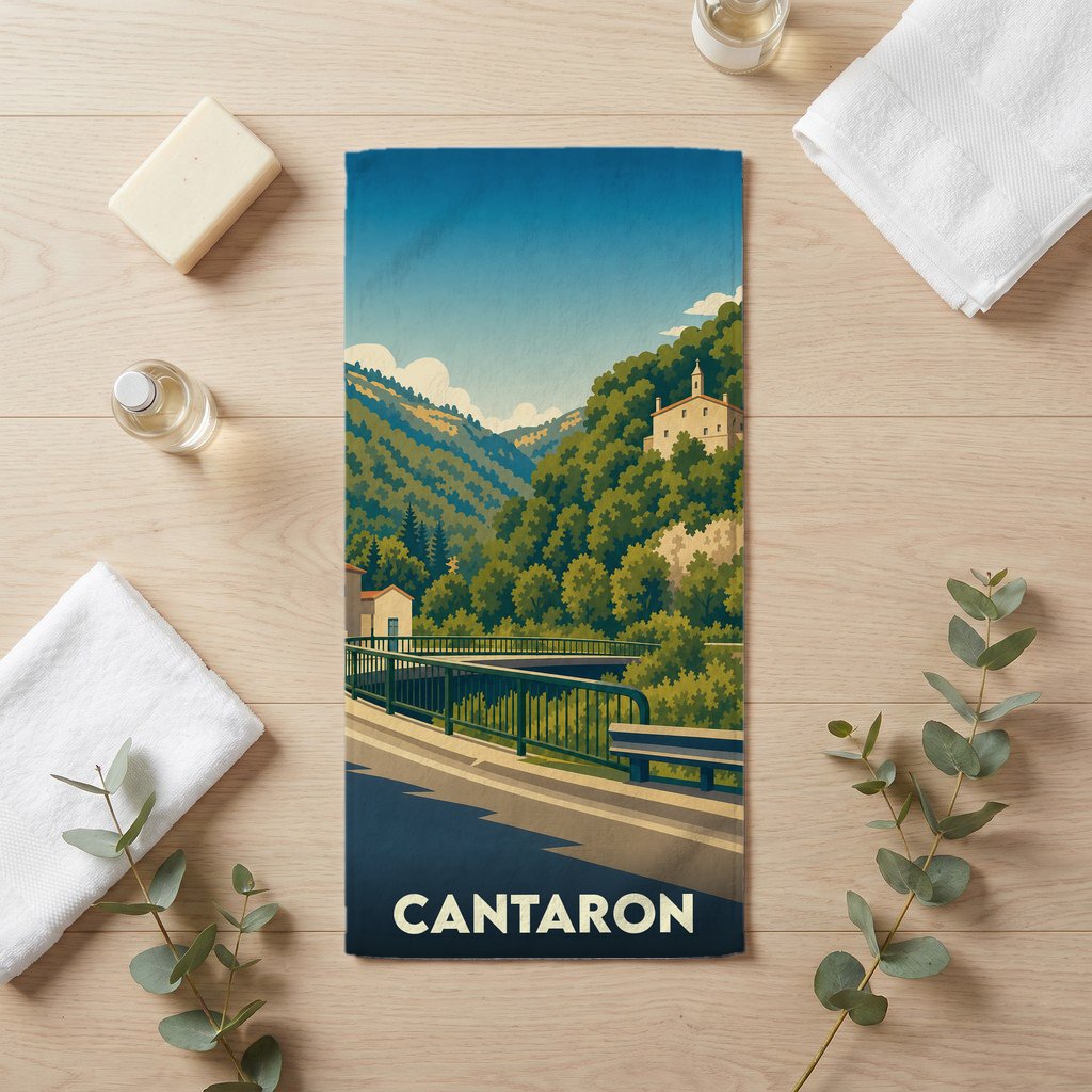 Serviette de bain souvenir de la ville de Cantaron illustrée par un paysage de montagne stylisé.