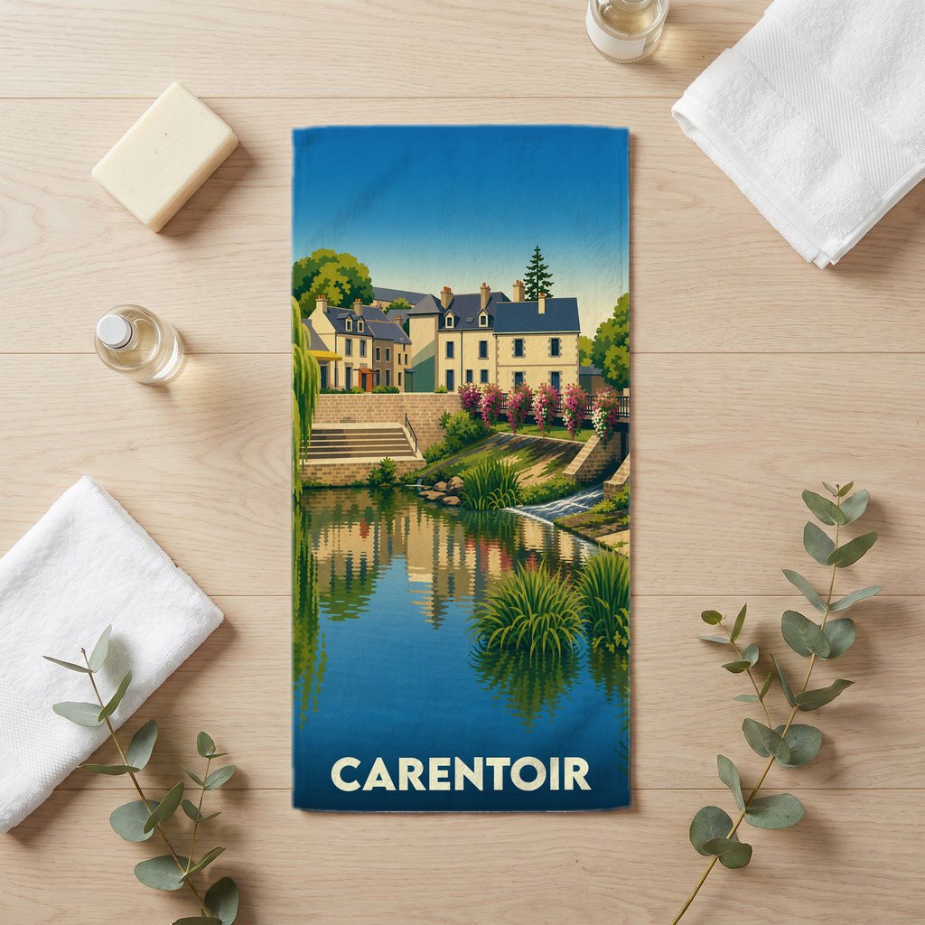 Serviette de bain souvenir de la ville de Carentoir illustrée par un paysage pittoresque au bord de l'eau.