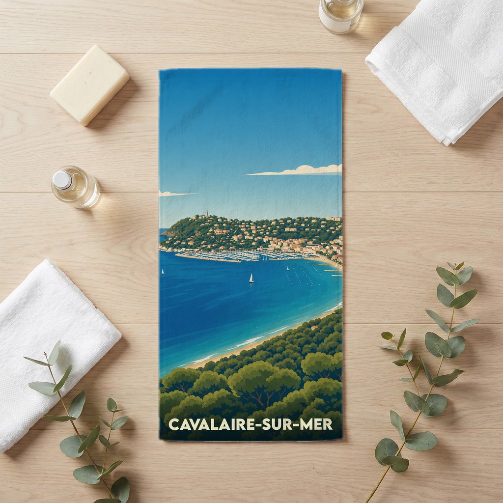Serviette de bain souvenir de Cavalaire-sur-Mer avec une illustration stylisée de sa baie.