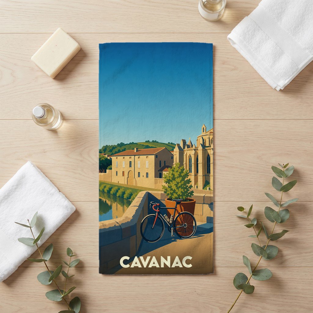 Serviette de bain souvenir de la ville de Cavanac avec une illustration stylisée.
