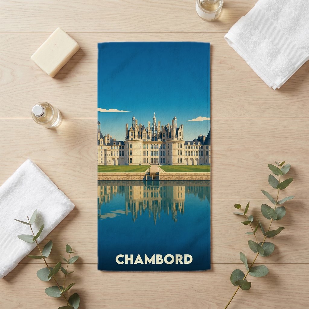 Serviette de bain souvenir de la ville de Chambord avec une illustration stylisée du château se reflétant sur l'eau.