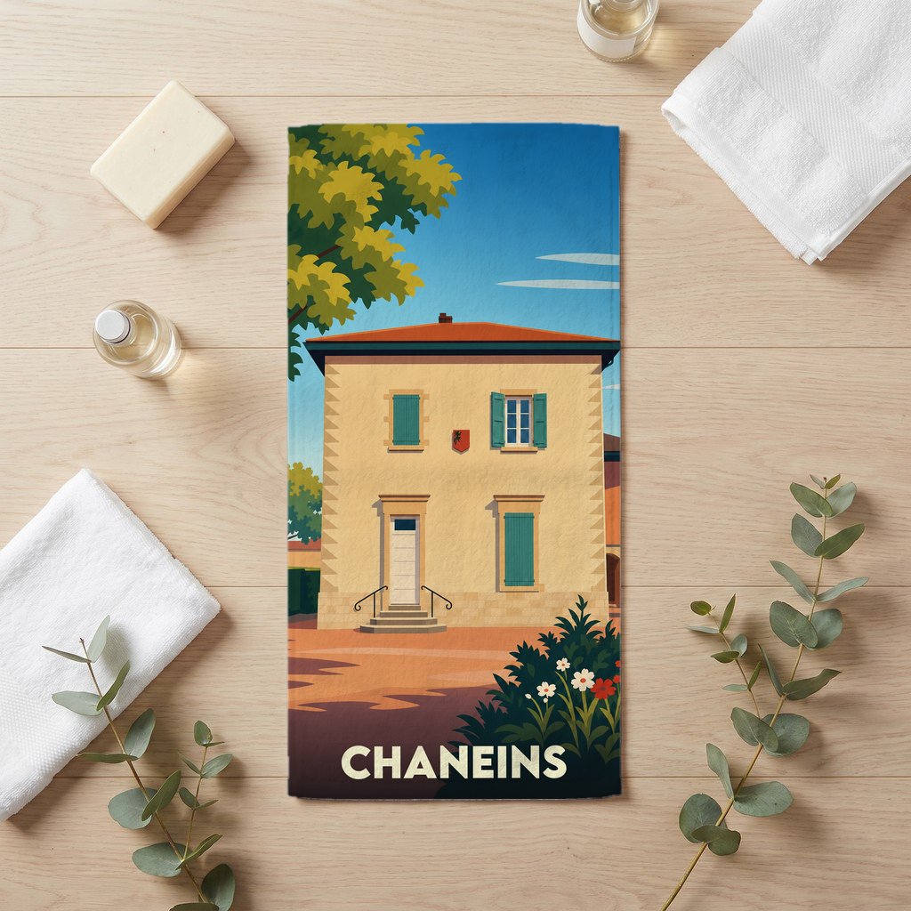 Serviette de bain souvenir de la ville de Chaneins avec une illustration stylisée d'une maison traditionnelle.