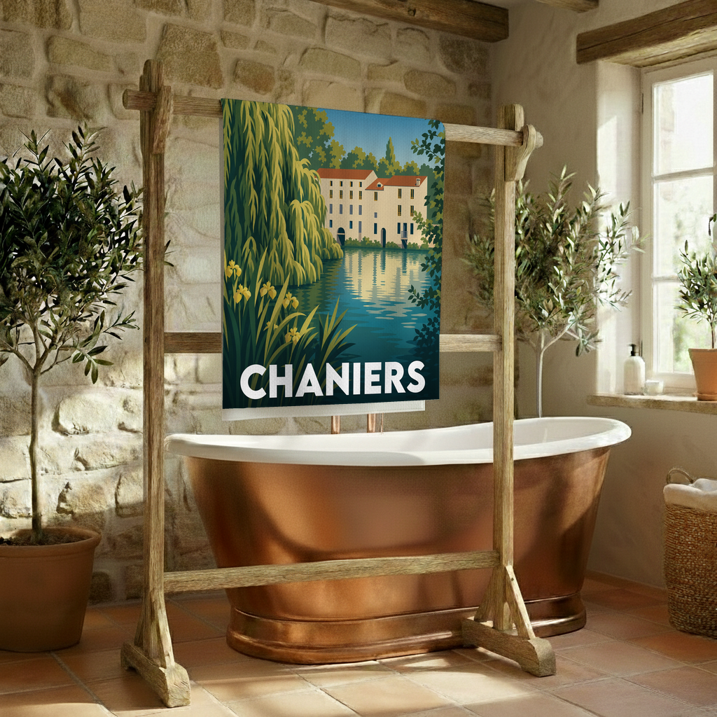 Serviette de bain souvenir de la ville de Chaniers avec une illustration stylisée d'un paysage fluvial.