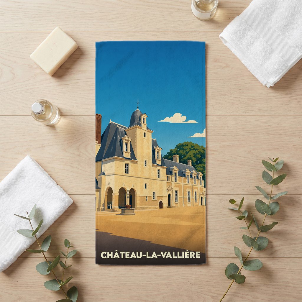 Serviette de bain souvenir de la ville de Château-la-Vallière avec une illustration stylisée.