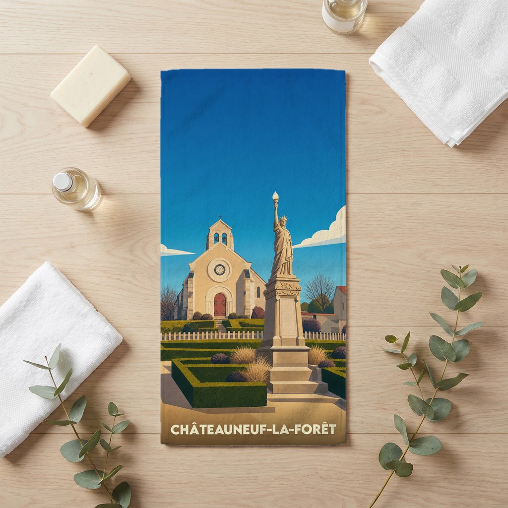 Serviette de bain souvenir de Châteauneuf-la-Forêt illustrant l'église et la réplique de la statue de la Liberté.