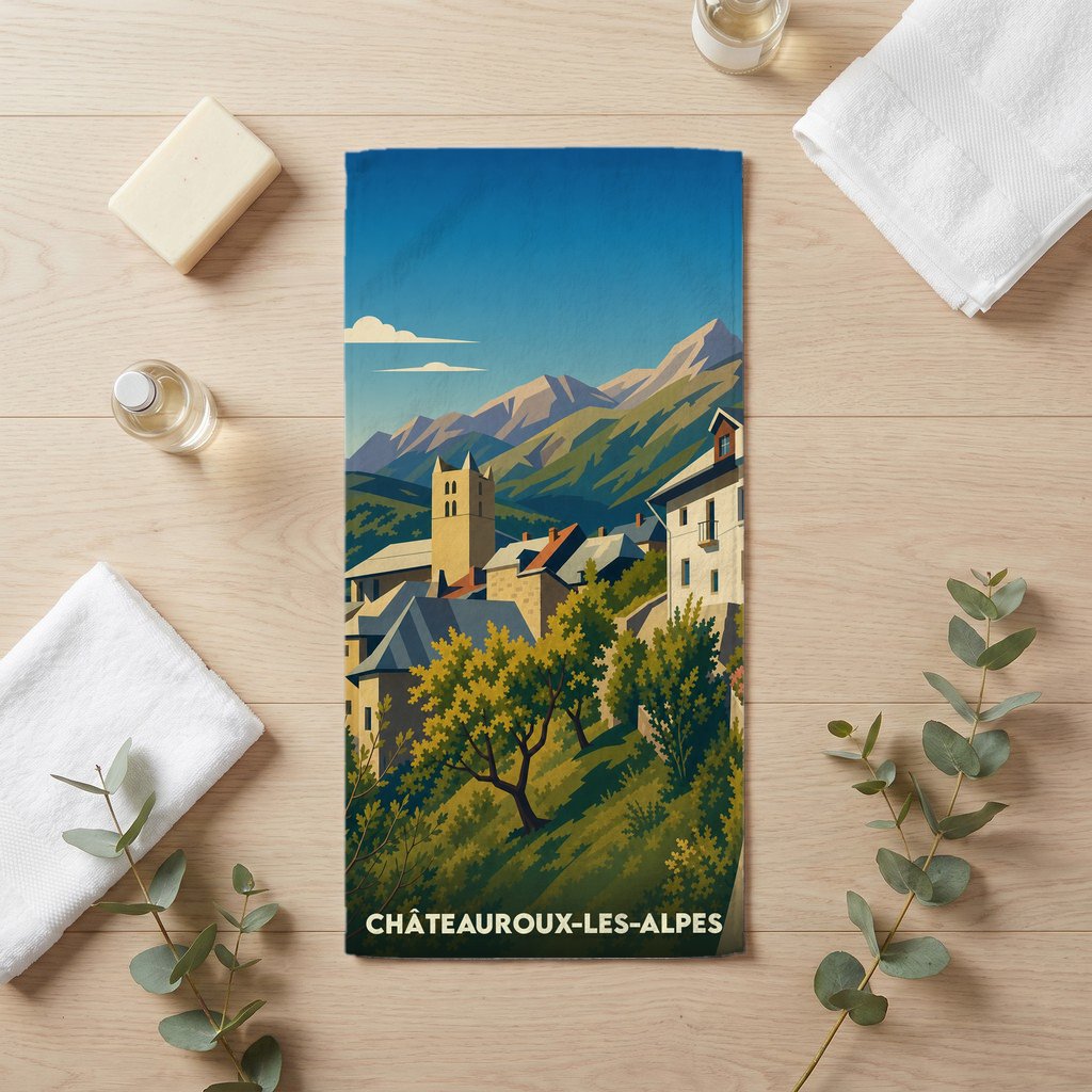 Serviette de bain souvenir de Châteauroux-les-Alpes avec une illustration stylisée du village et des montagnes.