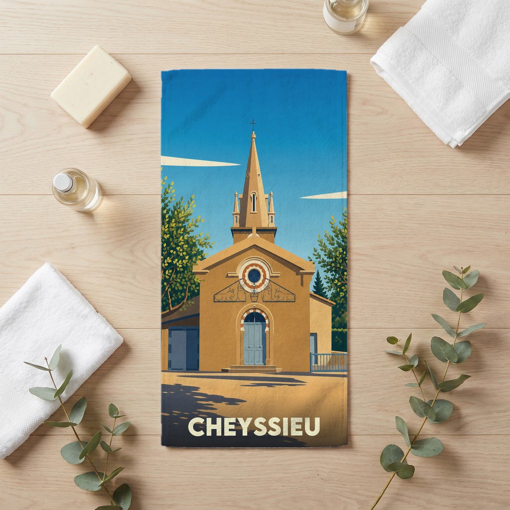 Serviette de bain souvenir de la ville de Cheyssieu avec une illustration stylisée de son église.