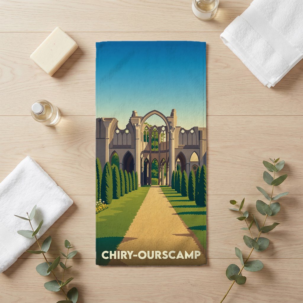 Serviette de bain souvenir de la ville de Chiry-Ourscamp avec une illustration stylisée de son abbaye.