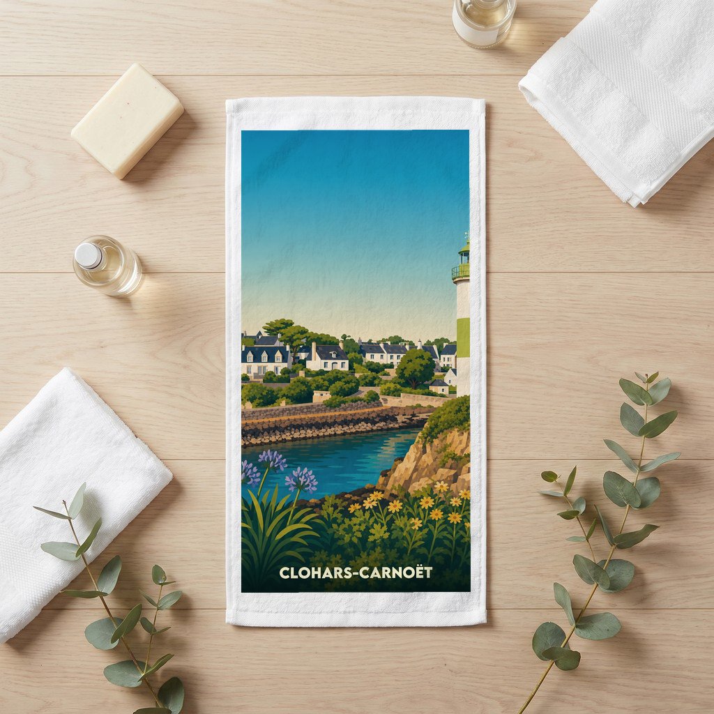 Serviette de bain souvenir de la ville de Clohars-Carnoët avec une illustration stylisée de son paysage côtier.