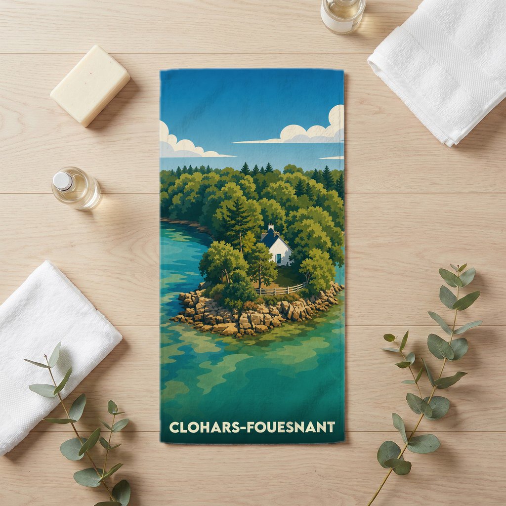 Serviette de bain souvenir de Clohars-Fouesnant avec une illustration stylisée d'une maison en bord de mer.
