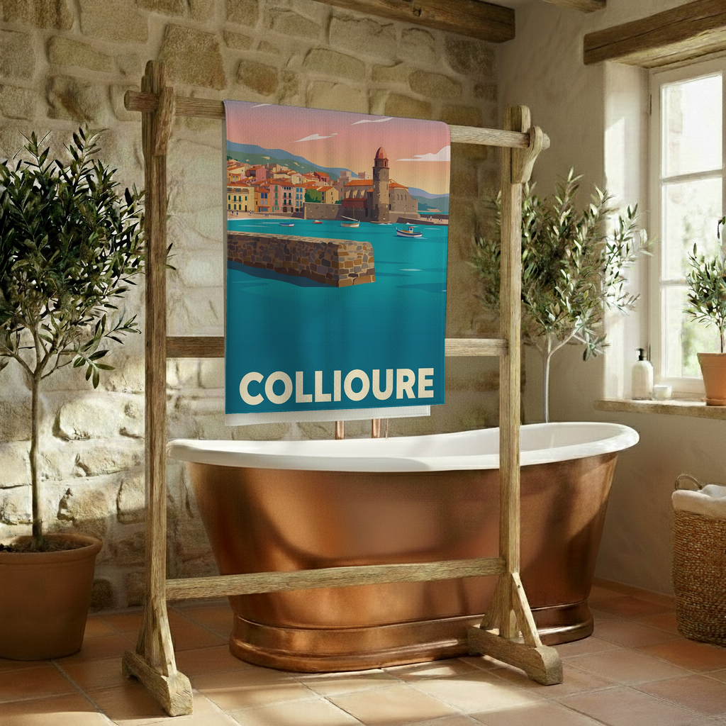 Serviette de bain souvenir de la ville de Collioure avec une illustration stylisée.