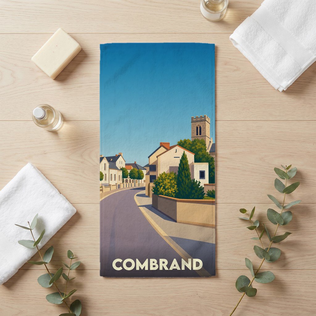 Serviette de bain souvenir de la ville de Combrand avec une illustration stylisée.
