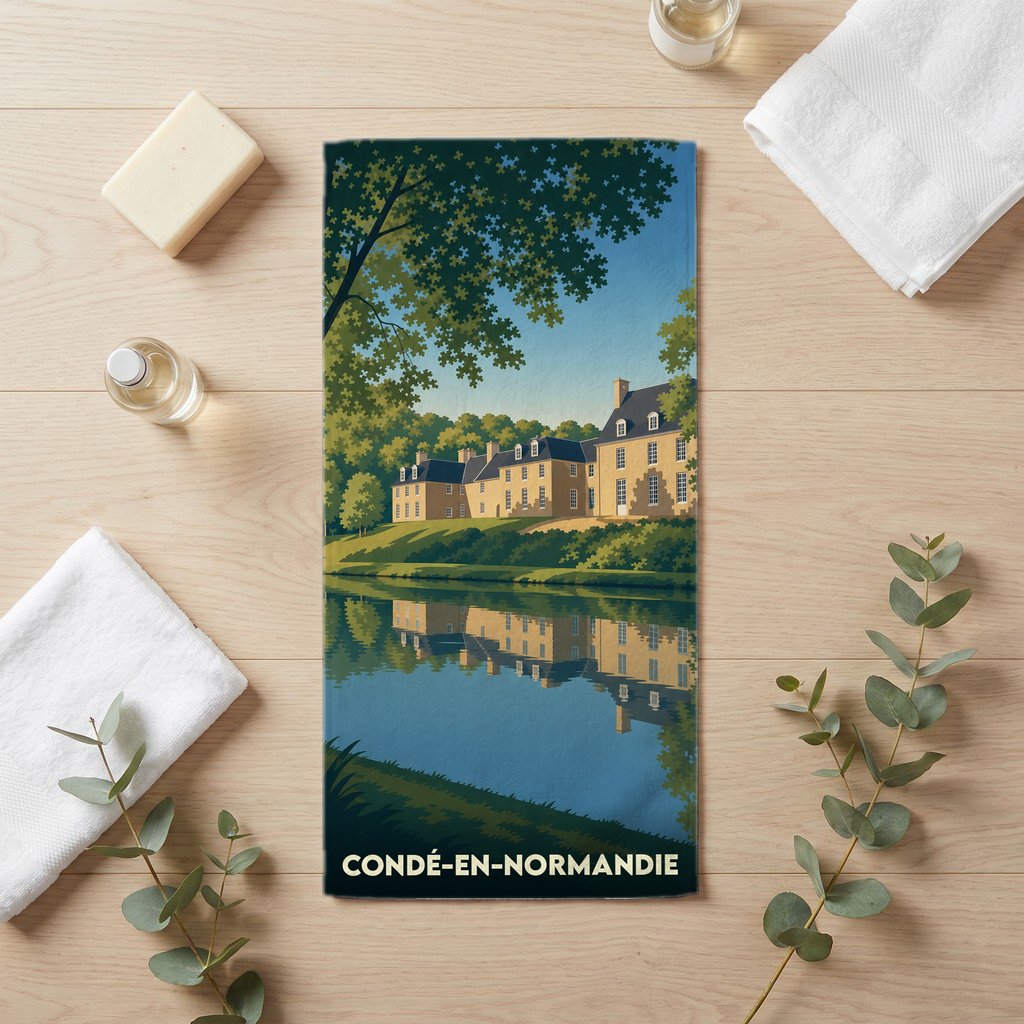 Serviette de bain souvenir de Condé-en-Normandie illustrée d'un manoir se reflétant dans l'eau.