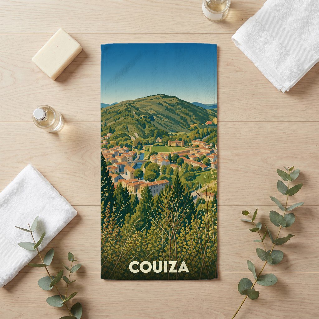 Serviette de bain souvenir de la ville de Couiza avec une illustration de paysage de style affiche rétro.