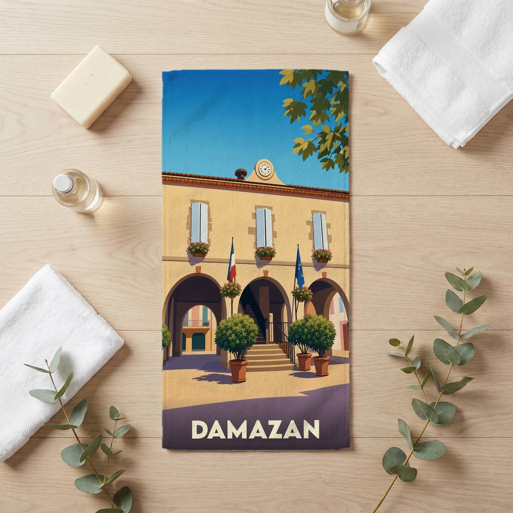 Serviette de bain souvenir de la ville de Damazan illustrant son hôtel de ville stylisé.