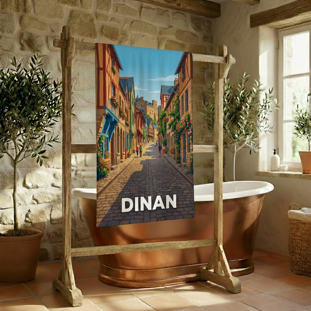 Serviette de bain souvenir de la ville de Dinan avec une illustration stylisée d'une rue historique.