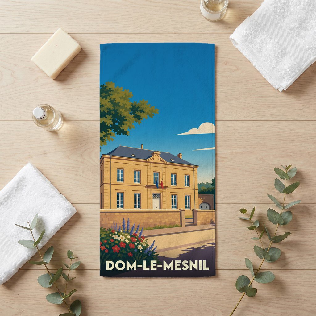 Serviette de bain souvenir de la ville de Dom-le-Mesnil avec une illustration stylisée de sa mairie.