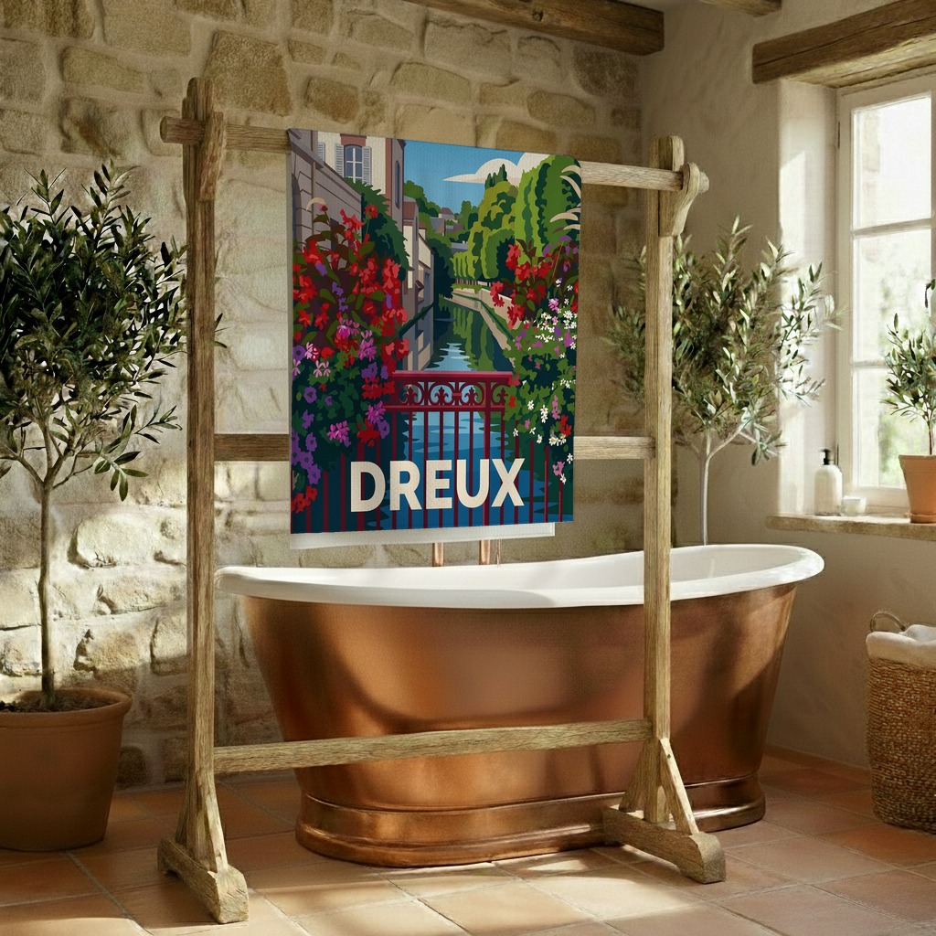 Serviette de bain souvenir de la ville de Dreux arborant une illustration stylisée d'un canal fleuri.