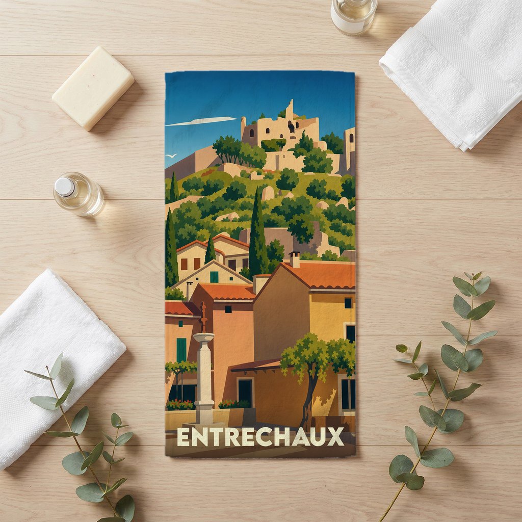 Serviette de bain souvenir de la ville d'Entrechaux ornée d'une illustration stylisée du village et de son château.