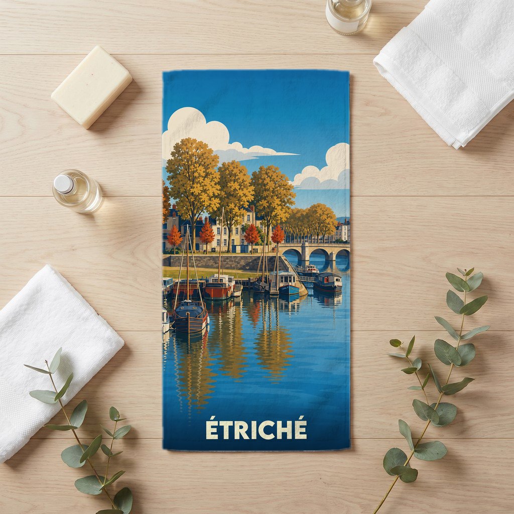 Serviette de bain souvenir de la ville d'Étriché ornée d'une illustration stylisée de son port fluvial.