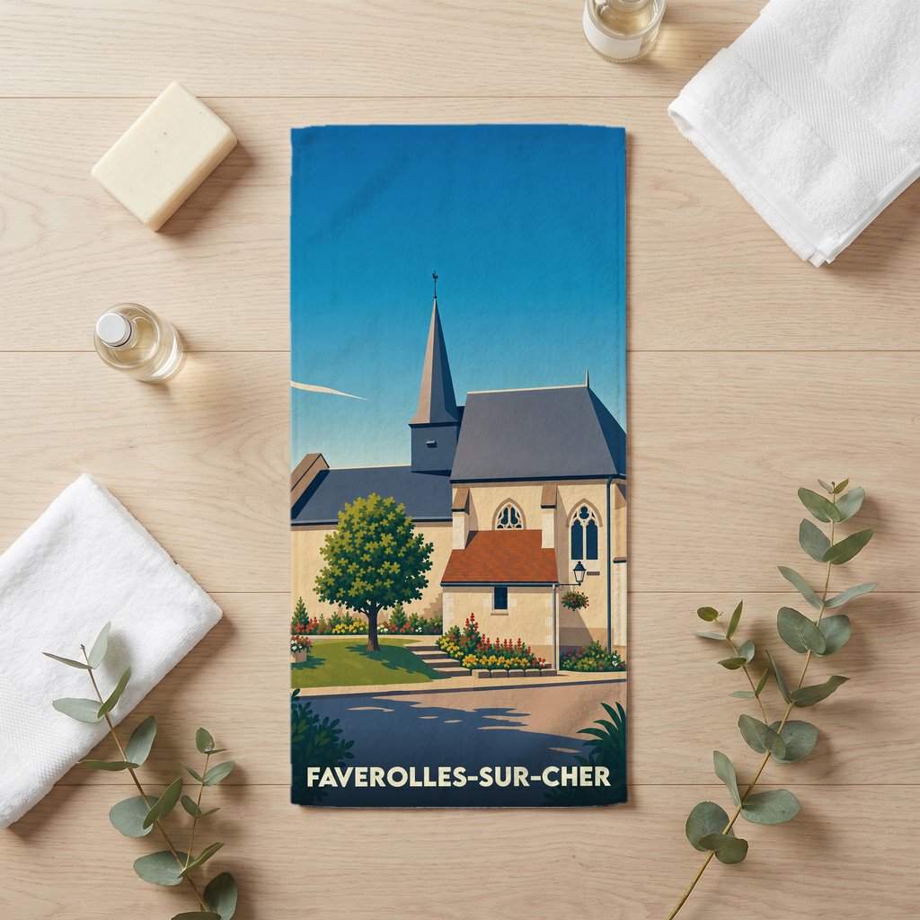Serviette de bain souvenir de Faverolles-sur-Cher illustrée d'une église pittoresque sous un ciel bleu.