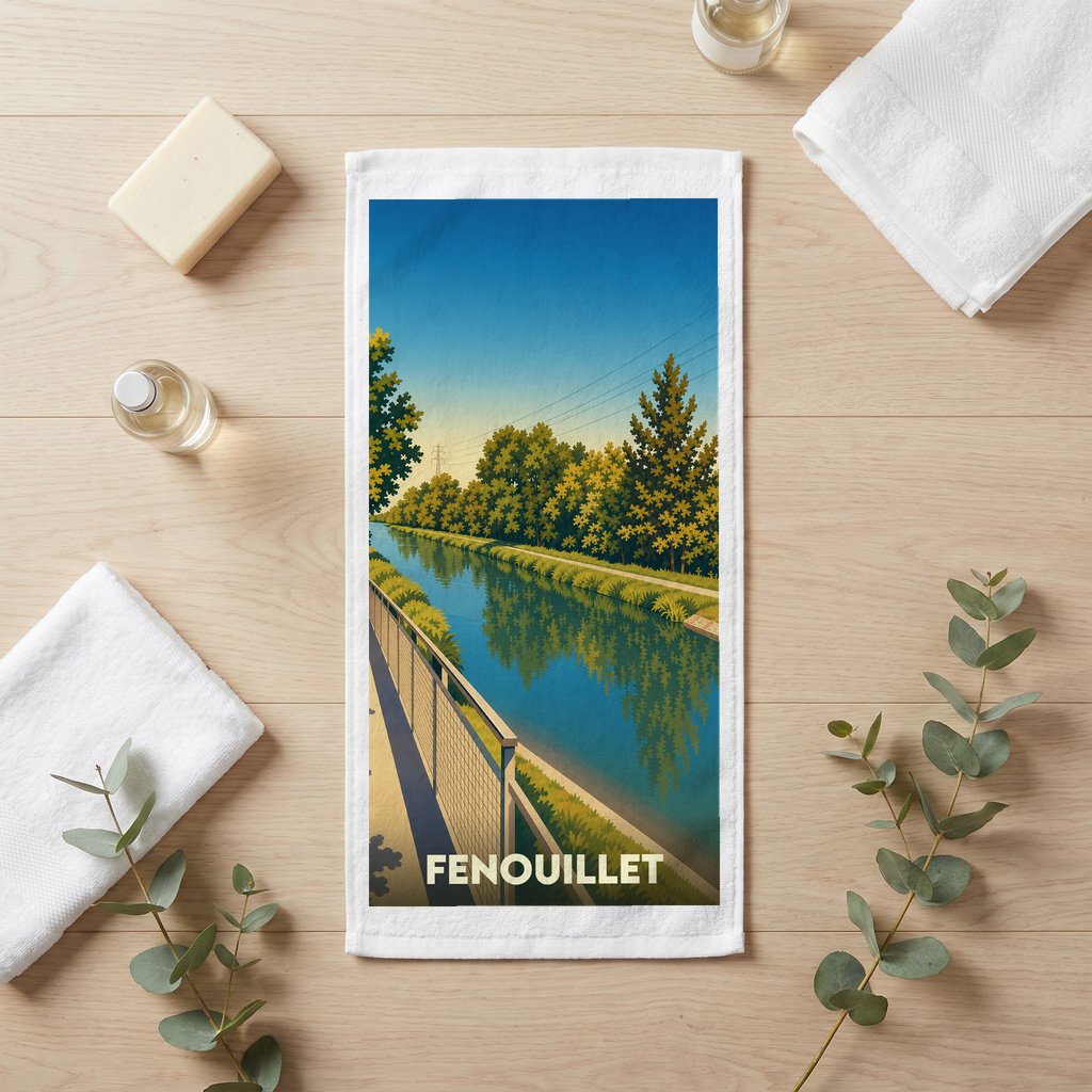 Serviette de bain souvenir de la ville de Fenouillet avec une illustration stylisée d'un canal bordé d'arbres.
