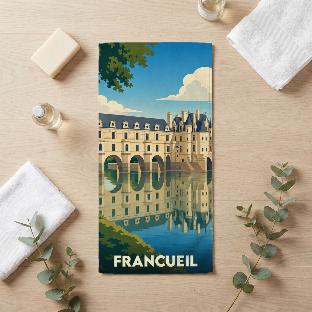 Serviette de bain souvenir de la ville de Francueil avec une illustration stylisée du château de Chenonceau.