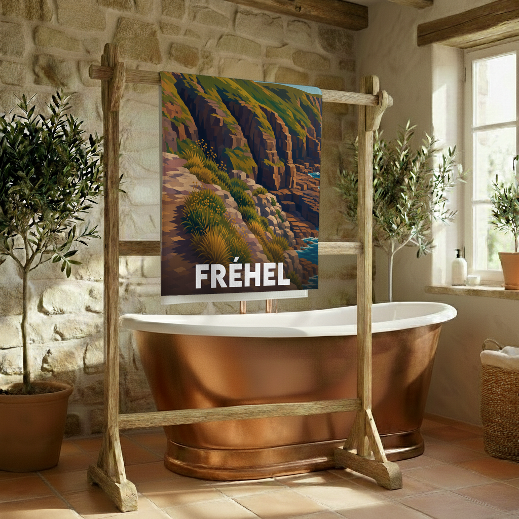 Serviette de bain souvenir de la ville de Fréhel avec une illustration stylisée de ses falaises côtières.