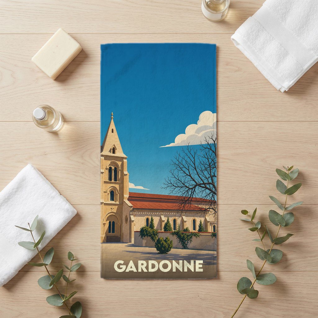 Serviette de bain souvenir de la ville de Gardonne avec une illustration stylisée d'une église sous un ciel bleu.