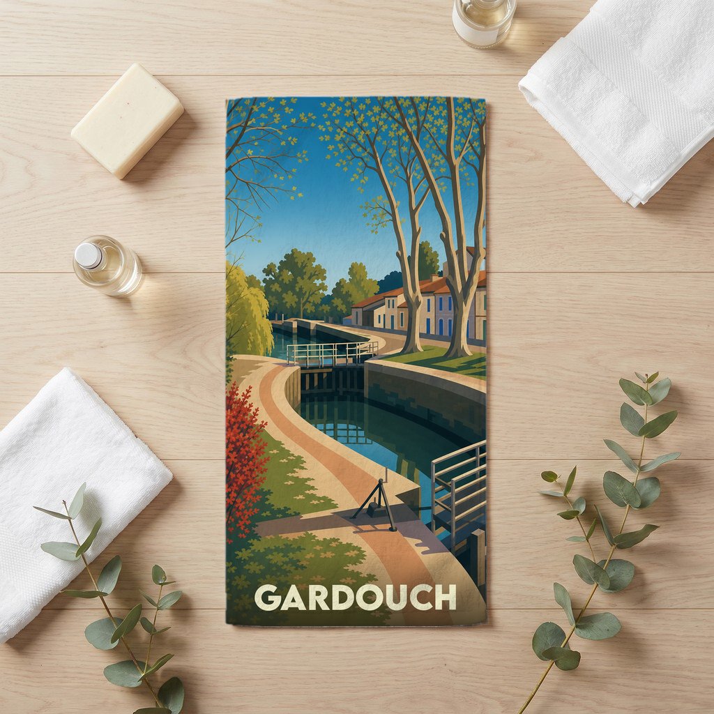 Serviette de bain souvenir de la ville de Gardouch avec une illustration stylisée d'un canal et d'écluses.