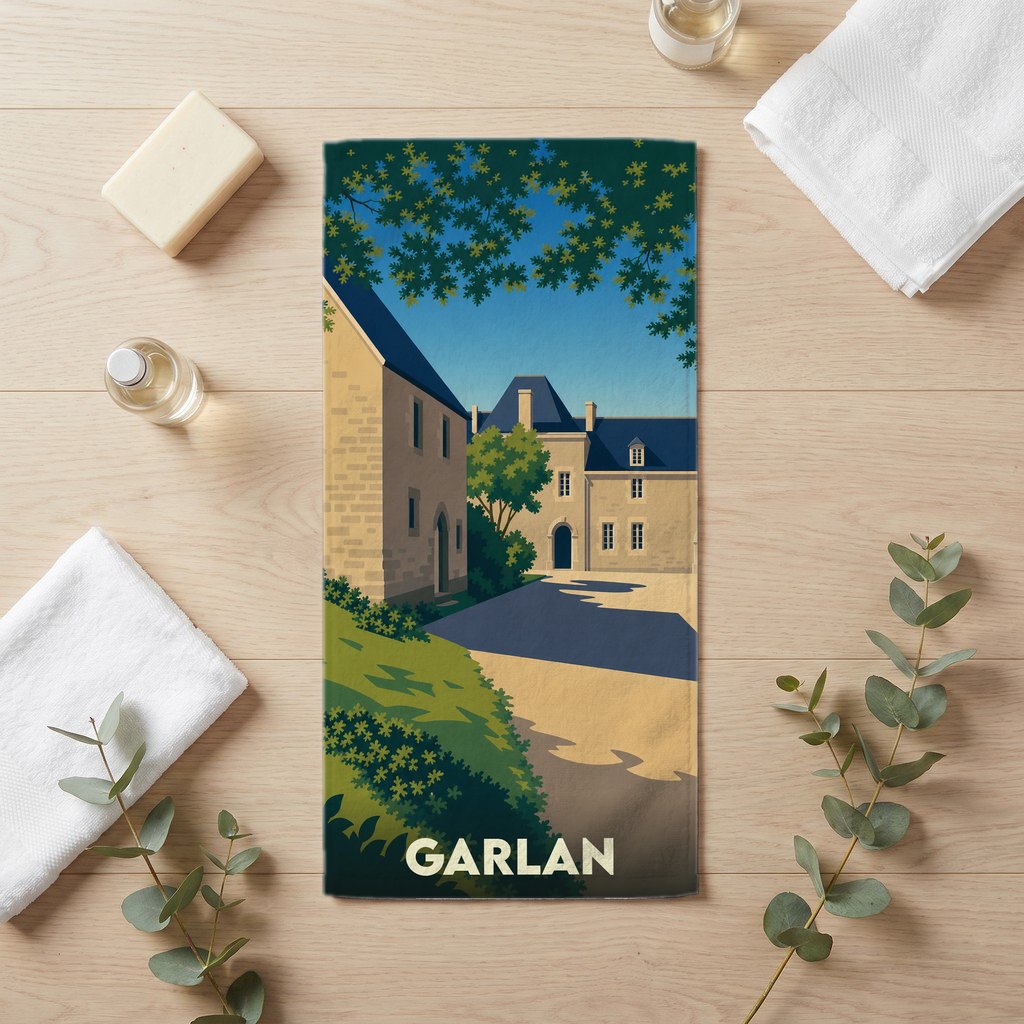 Serviette de bain souvenir de la ville de Garlan avec une illustration stylisée d'un manoir breton.
