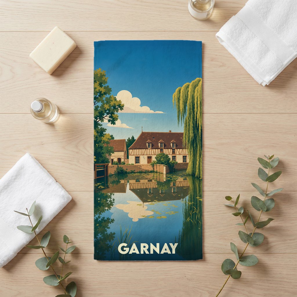 Serviette de bain souvenir de la ville de Garnay avec une illustration stylisée d'un paysage fluvial.