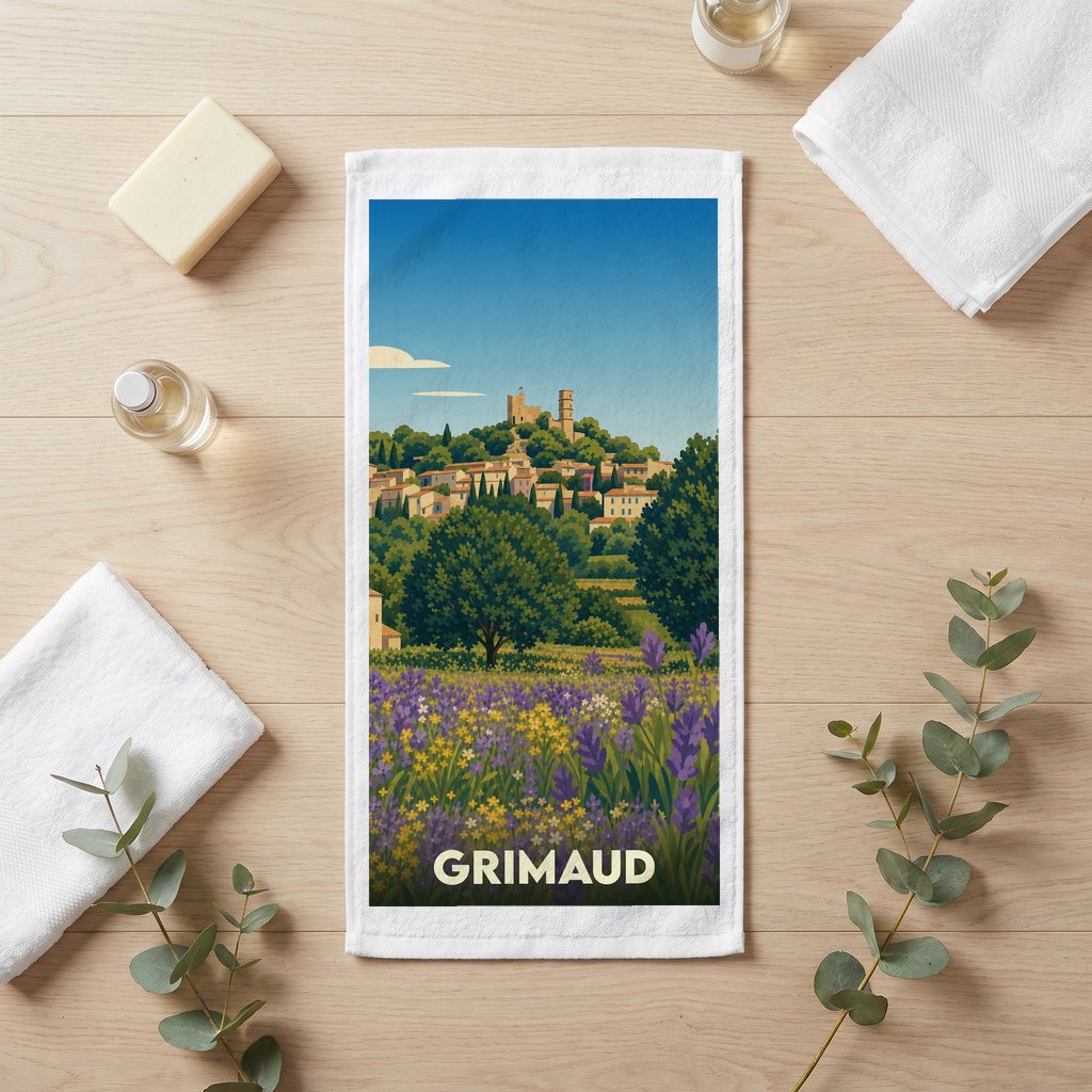 Serviette de bain souvenir de la ville de Grimaud avec une illustration stylisée de son paysage provençal.